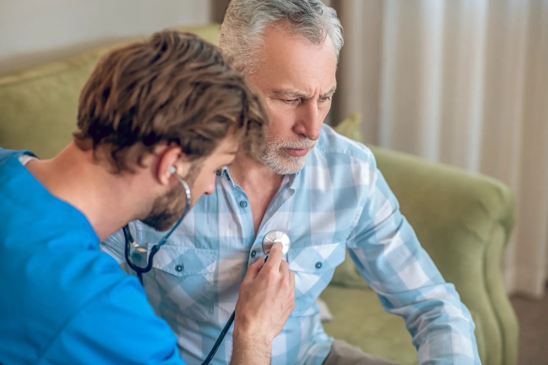 Avaliação com estetoscópio em consulta cardiológica
