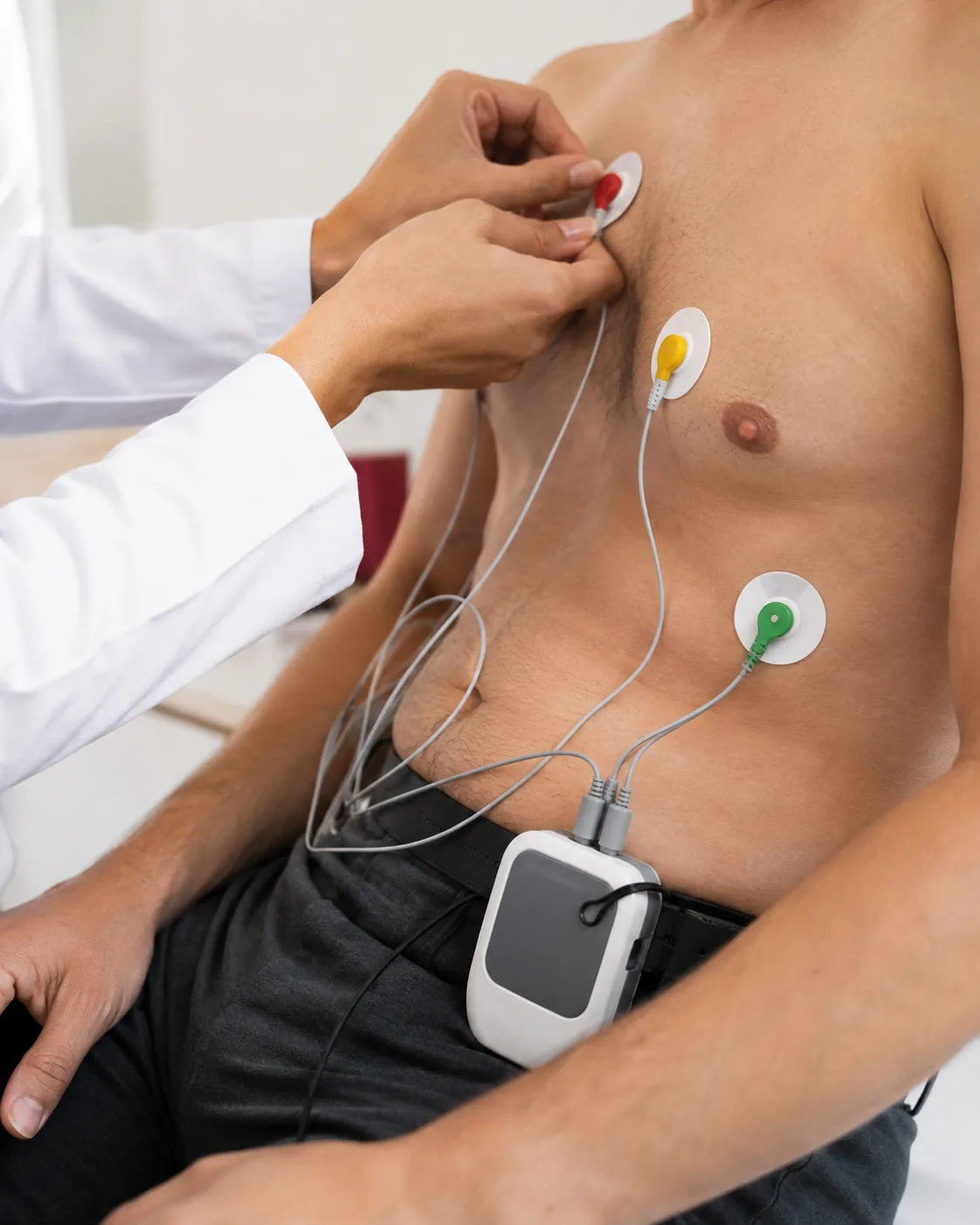 Instalação dos eletrodos e do gravador portátil do Holter